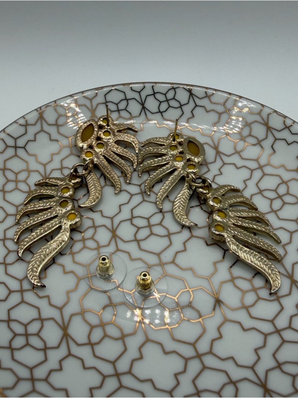 Kendra Scott Jill Gold Vintage Earrings in Yellow Onyx & Magnesite - Picture 8 of 12